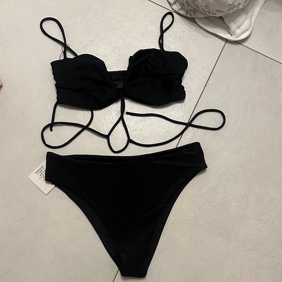 Elegant Black Bikini Top - Picture 6 of 6